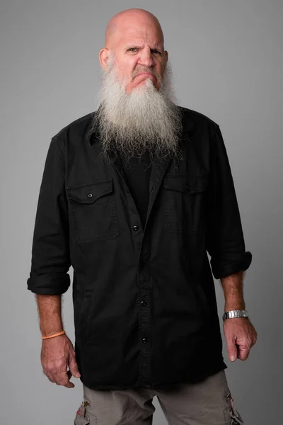Studio shot de mature chauve barbu homme à la recherche en colère — Photo