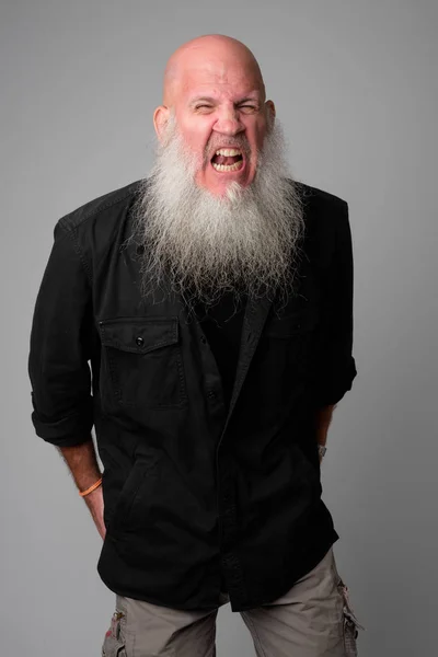 Kızgın olgun kel sakallı adam bağırıyor ve çığlık öfke — Stok fotoğraf