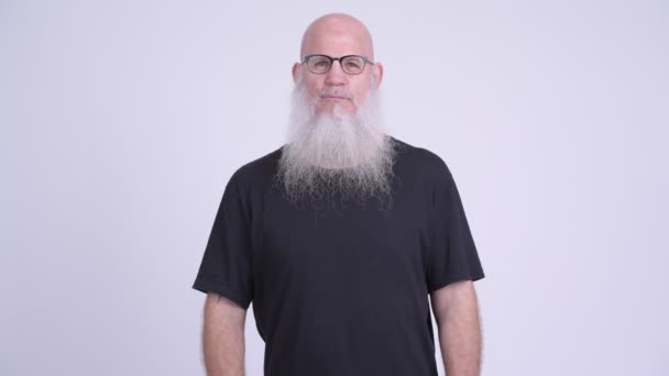 Счастливый взрослый лысый бородатый мужчина улыбается со скрещенными руками — стоковое видео