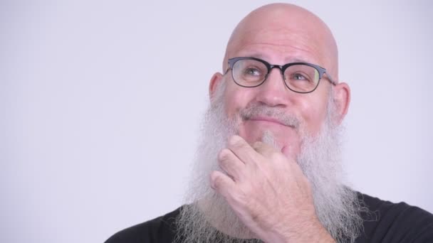 Mutlu olgun kel sakallı adamın düşünme sırasında gülümseyen yüzü — Stok video