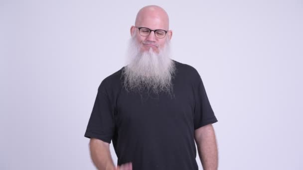 Érett kopasz szakállas férfi, amely kézfogás — Stock videók
