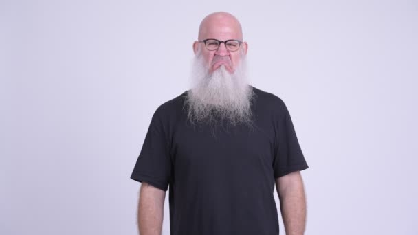 Злий зрілий лисий бородатий чоловік дає великі пальці вниз — стокове відео