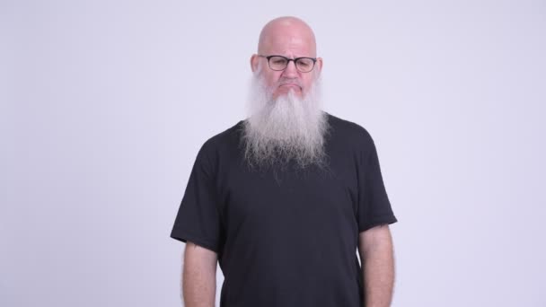 Сумний зрілий лисий бородатий чоловік дивиться засмучений і дає великі пальці вниз — стокове відео