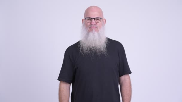 Злий зрілий лисий бородатий чоловік вказує на камеру — стокове відео