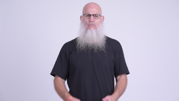 Зрелый лысый бородатый мужчина, прикрывающий рот, как концепция трех мудрых обезьян — стоковое видео