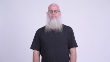 Mutlu olgun kel sakallı adam gözleri kapalı rahatlatıcı