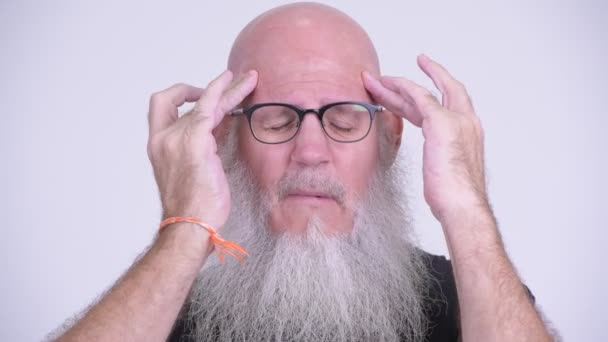Ansikte av stressade mogen skallig skäggig man med huvudvärk — Stockvideo