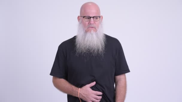 Стресс зрелый лысый бородатый мужчина с болью в животе — стоковое видео