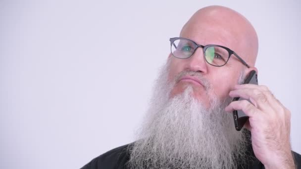 白い背景に 長い灰色のひげと成熟したハンサムなハゲ男のスタジオ撮影 — ストック動画