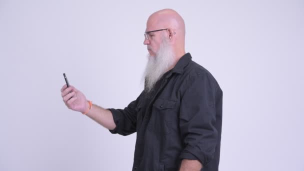 Zobrazení profilu ze zralých holohlavý vousáč s telefonem je odvezen — Stock video