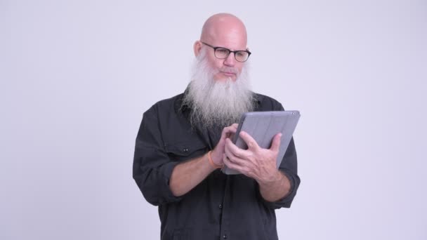 Dojrzałe łysy Brodacz za pomocą cyfrowego tabletu i szukam szoku — Wideo stockowe