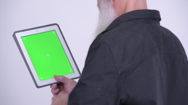 Achteraanzicht van rijpe kale bebaarde man met behulp van digitale tablet — Stockvideo