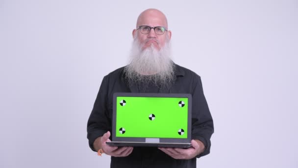 Heureux mature chauve barbu homme penser tout en montrant ordinateur portable — Video