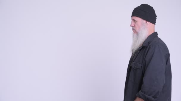 Visão de perfil de homem hipster barbudo maduro — Vídeo de Stock