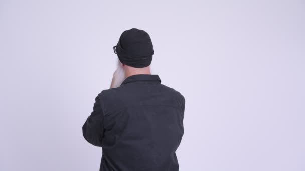 Achteraanzicht van volwassen bebaarde hipster man wijzende vinger — Stockvideo