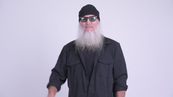 Happy mature barbu hipster homme souriant tout en agitant la main — Video