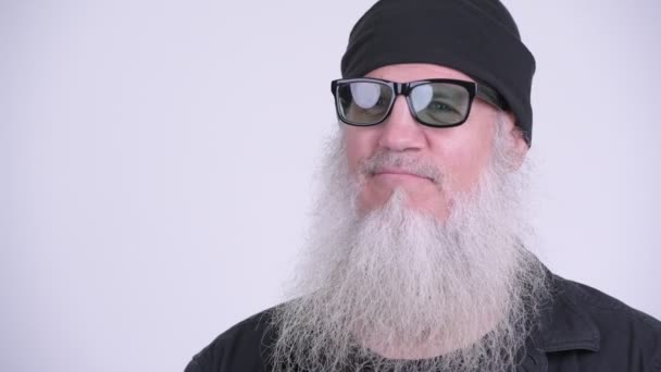 Mutlu olgun sakallı hippi adamın düşünme sırasında gülümseyen yüzü — Stok video