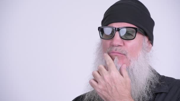 생각 하는 행복 한 성숙한 수염된 hipster 남자 — 비디오