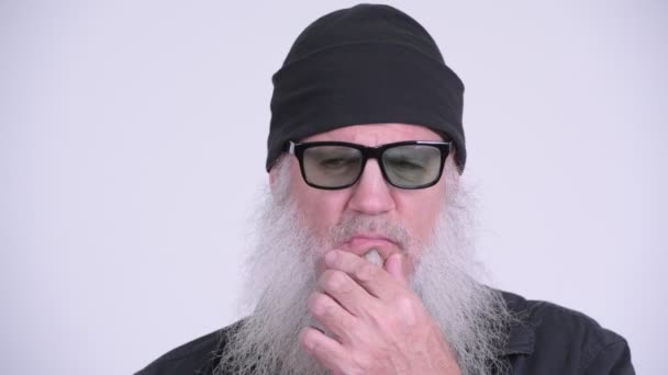 Érett szakállas csípő ember keres komoly, miközben gondolkodás — Stock videók
