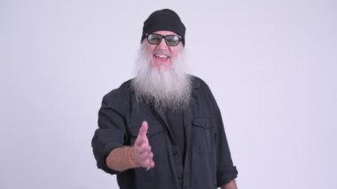 El sıkışma vererek mutlu olgun sakallı hippi adam