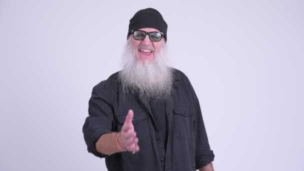 Glad mogen skäggiga hipster mannen ger handslag — Stockvideo