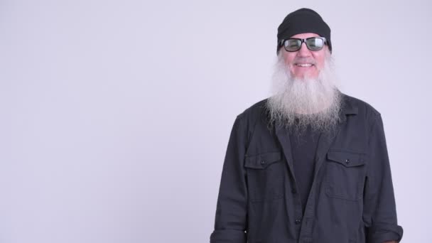 Glad mogen skäggiga hipster mannen visar något — Stockvideo