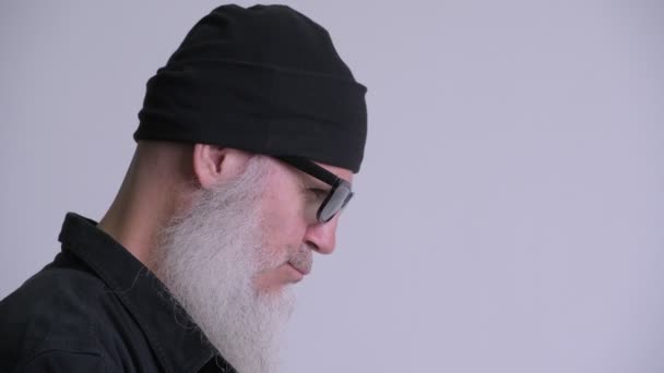 Visão de perfil de close-up de homem hipster barbudo maduro com óculos de sol — Vídeo de Stock