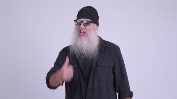 Gülümseyen ve vererek mutlu olgun sakallı hippi adam yaşasın — Stok video