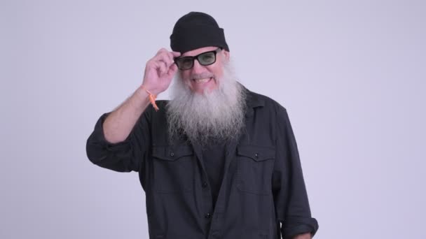 Feliz maduro barbudo hipster hombre consiguiendo buenas noticias — Vídeos de Stock
