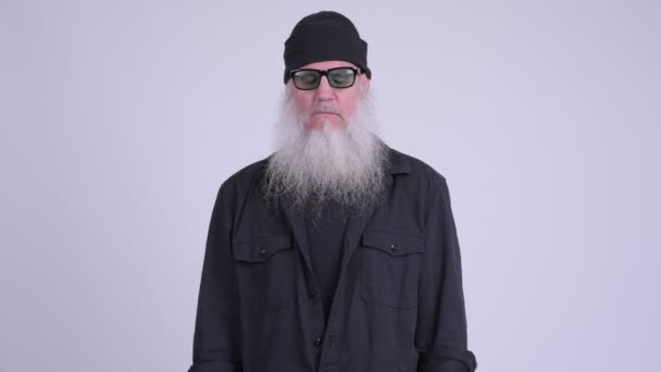 Gestresster älterer bärtiger Hipster-Mann bekommt schlechte Nachrichten — Stockvideo