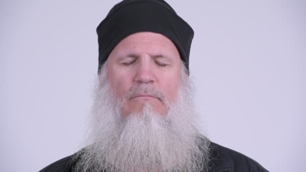 Boldog, érett, szakállas csípő férfi szemmel pihentető arc zárva — Stock videók