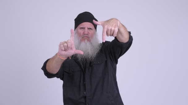 Olgun sakallı hippi adam elleriyle odaklanarak — Stok video