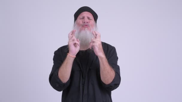 Çapraz parmak ve isteyen hipster adam olgun sakallı — Stok video