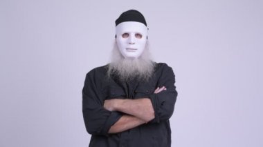 Olgun Beyaz maskeli Cadılar Bayramı kavram olarak hipster adam sakallı