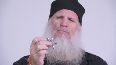 Topluca spinner ile oynarken olgun sakallı hippi adamın yüzünü
