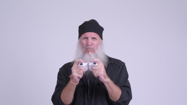 Mature bearded hipster man playing games — Stock Video