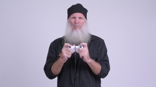 Heureux mature barbu hipster homme jouer à des jeux et gagner — Video