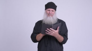Mutlu olgun kitap okurken gülümseyen hipster adam sakallı