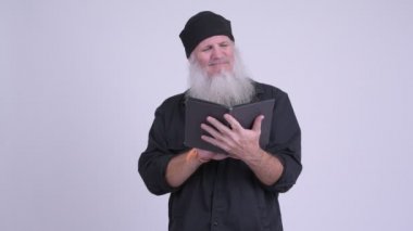 Kitap okuma hipster adam olgun sakallı
