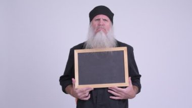 Kızgın olgun blackboard tutan hipster adam sakallı