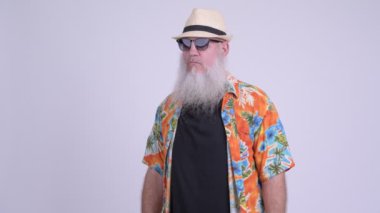 Mutlu olgun sakallı turist adam bakan işaret parmağı şaşırttı