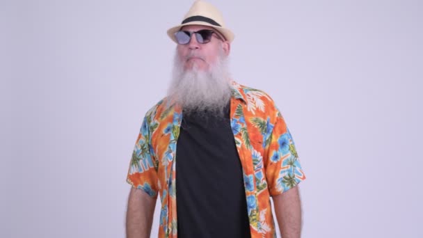 Щасливий зрілий бородатий турист чекає і махає рукою — стокове відео