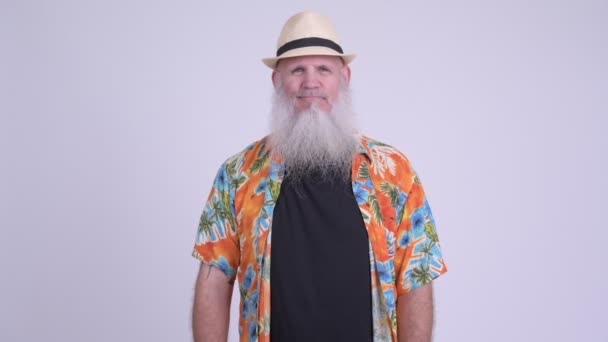 Счастливый взрослый бородатый турист улыбается с скрещенными руками — стоковое видео