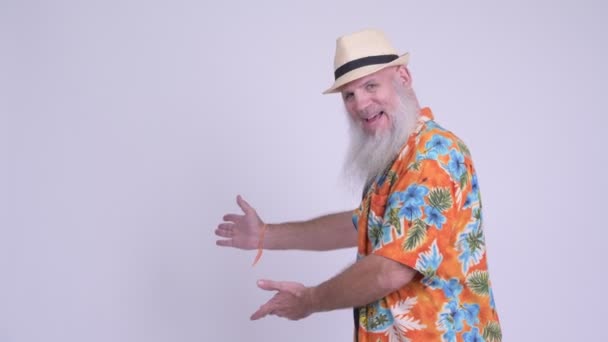 뭔가 보여주는 행복 한 성숙한 수염된 관광 남자 — 비디오