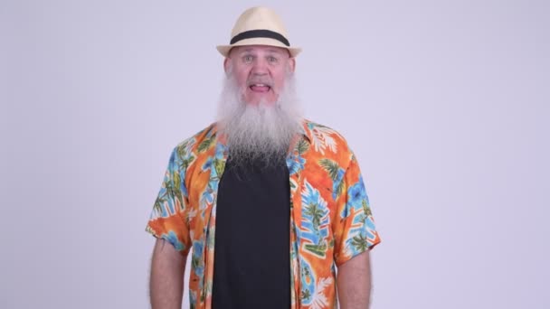 Щасливий зрілий бородатий турист дає великі пальці вгору — стокове відео
