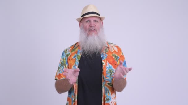 Счастливый взрослый бородатый турист представляет что-то — стоковое видео