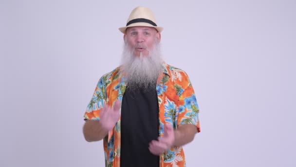 Happy mature bearded tourist man clapping hands — Stock Video