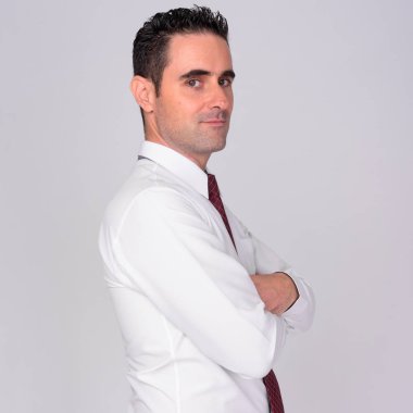 Beyaz arka plan karşı yakışıklı işadamı profil görünümü