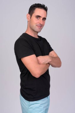 Beyaz arka plan üzerinde gülümseyen mutlu yakışıklı adam portresi