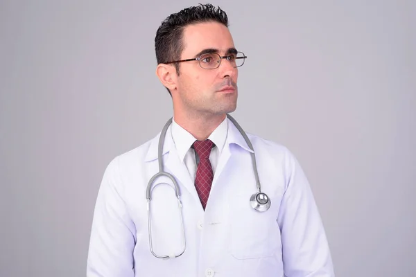 Retrato de homem bonito médico contra fundo branco — Fotografia de Stock